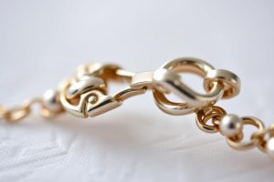 Jak wygląda zapięcie francuskie? – Poradnik dla biżuterii